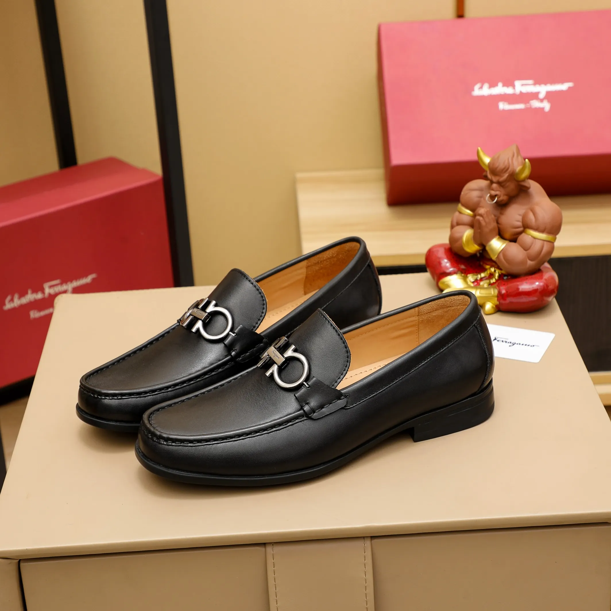 Men's clothing and shoes 💰460 🔥Ferragamo's new men's casual slip-on shoes🇨🇳Official website original 1:1 mold opening, original quality💯Fine workmanship, high-end luxury☘The upper is made of imported Italian first-layer cowhide🌴Luxury🐂leather lining🍓Rubber wear-resistant and non-slip outsole, breathable and comfortable to wear🍍The first choice for high-end men, black, size 38-45